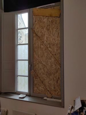 Mise en sécurité provisoire d’une fenêtre bois à Saumur