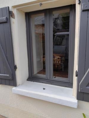 Double vitrage avec intercalaire Warm Edge noir sur fenêtre bois
